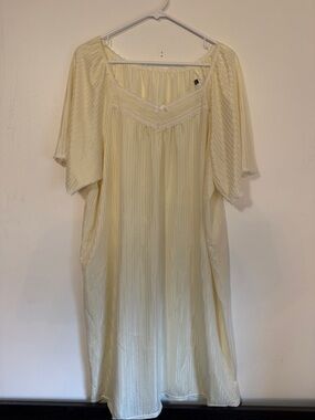 Vanity Fair Pale Yellow Lace-Trim vintage nightgown